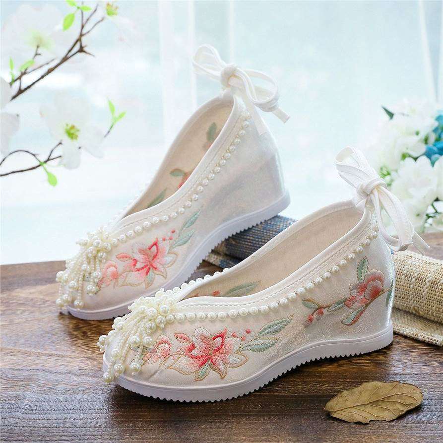 Embroidered Soft Wearing Fashion Hanfu Shoes - White Flowers