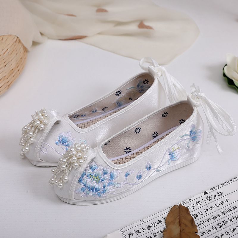 Embroidered Soft Wearing Fashion Hanfu Shoes - White Lotus