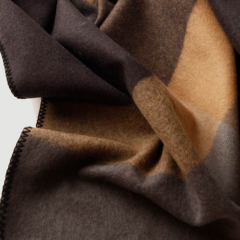 Modern Stripe Pattern Hemming Wool Blanket - Details